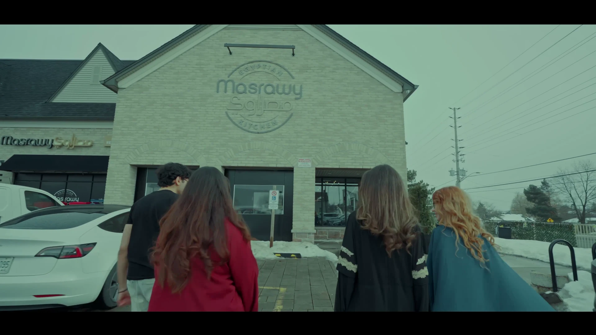 Friends walking toward Masrawy Egyptian Kitchen
